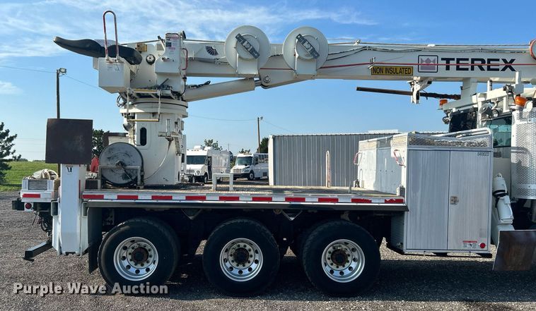 image for item KW9105 2009 International Paystar 5900 SFA  tri-drive digger derrick truck