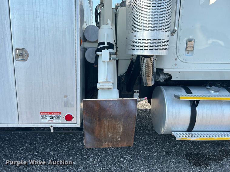 image for item KW9105 2009 International Paystar 5900 SFA  tri-drive digger derrick truck