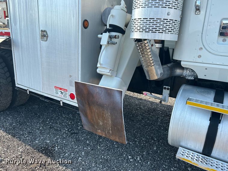 image for item KW9105 2009 International Paystar 5900 SFA  tri-drive digger derrick truck