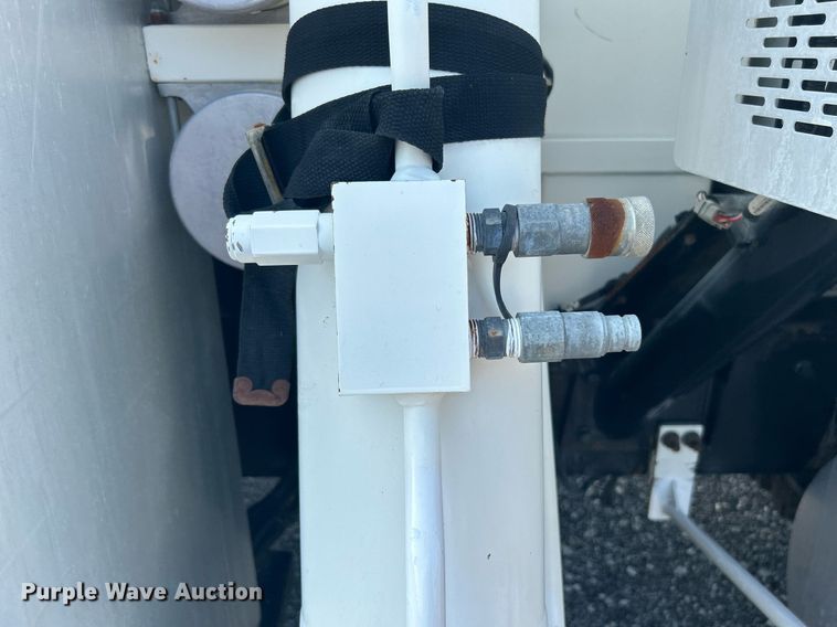 image for item KW9105 2009 International Paystar 5900 SFA  tri-drive digger derrick truck