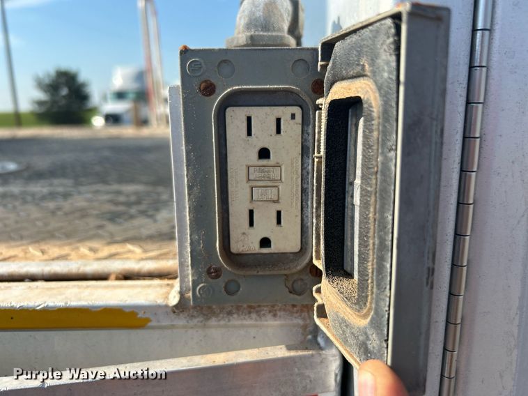 image for item KW9105 2009 International Paystar 5900 SFA  tri-drive digger derrick truck