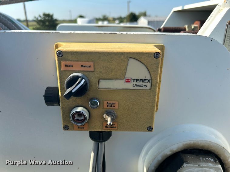 image for item KW9105 2009 International Paystar 5900 SFA  tri-drive digger derrick truck