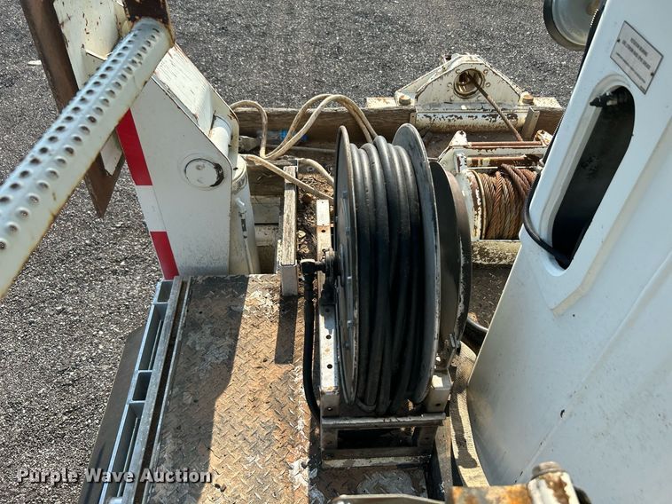 image for item KW9105 2009 International Paystar 5900 SFA  tri-drive digger derrick truck