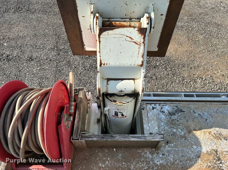 image for item KW9105 2009 International Paystar 5900 SFA  tri-drive digger derrick truck