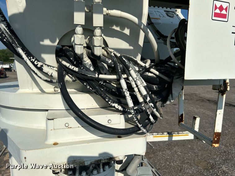 image for item KW9105 2009 International Paystar 5900 SFA  tri-drive digger derrick truck