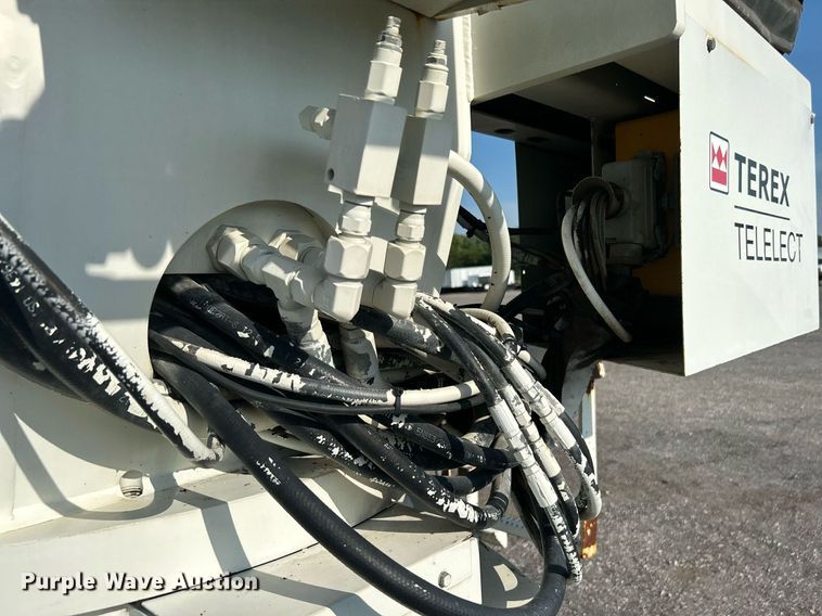 image for item KW9105 2009 International Paystar 5900 SFA  tri-drive digger derrick truck