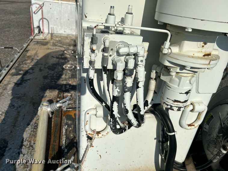 image for item KW9105 2009 International Paystar 5900 SFA  tri-drive digger derrick truck