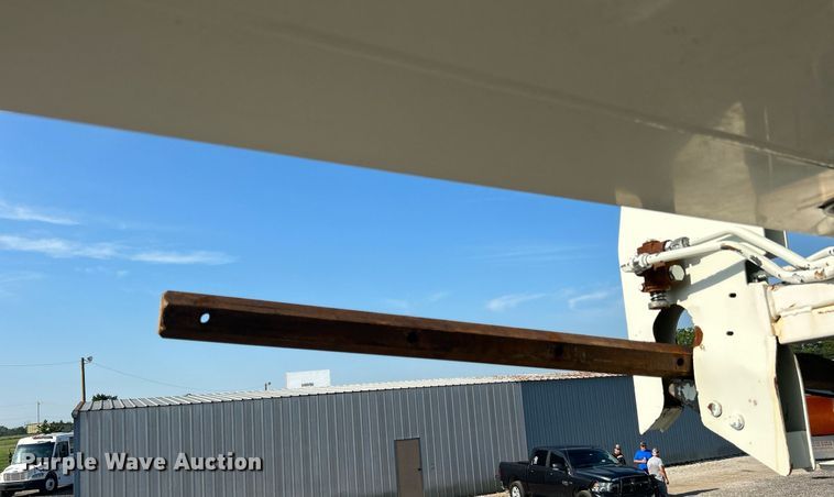 image for item KW9105 2009 International Paystar 5900 SFA  tri-drive digger derrick truck