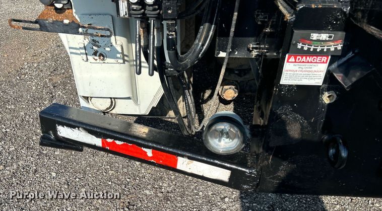 image for item KW9105 2009 International Paystar 5900 SFA  tri-drive digger derrick truck