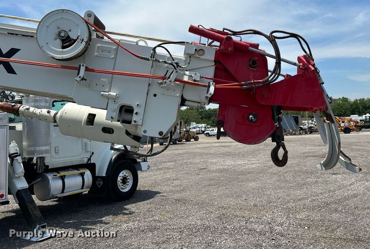 image for item KW9105 2009 International Paystar 5900 SFA  tri-drive digger derrick truck