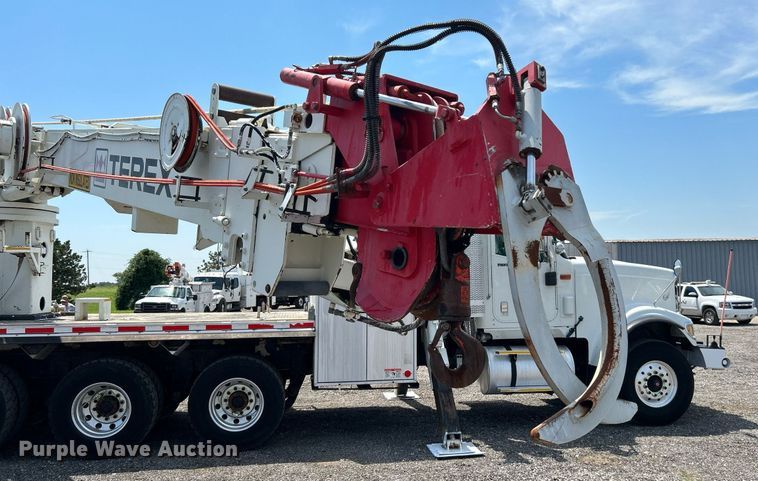 image for item KW9105 2009 International Paystar 5900 SFA  tri-drive digger derrick truck