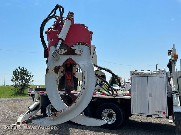 image for item KW9105 2009 International Paystar 5900 SFA  tri-drive digger derrick truck