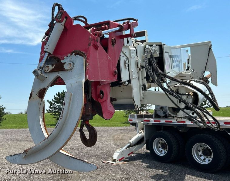 image for item KW9105 2009 International Paystar 5900 SFA  tri-drive digger derrick truck