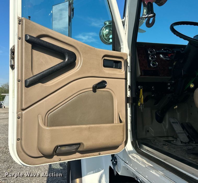 image for item KW9105 2009 International Paystar 5900 SFA  tri-drive digger derrick truck