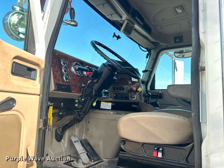 image for item KW9105 2009 International Paystar 5900 SFA  tri-drive digger derrick truck