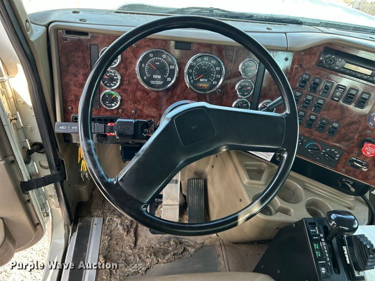 image for item KW9105 2009 International Paystar 5900 SFA  tri-drive digger derrick truck