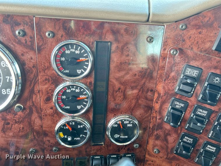 image for item KW9105 2009 International Paystar 5900 SFA  tri-drive digger derrick truck