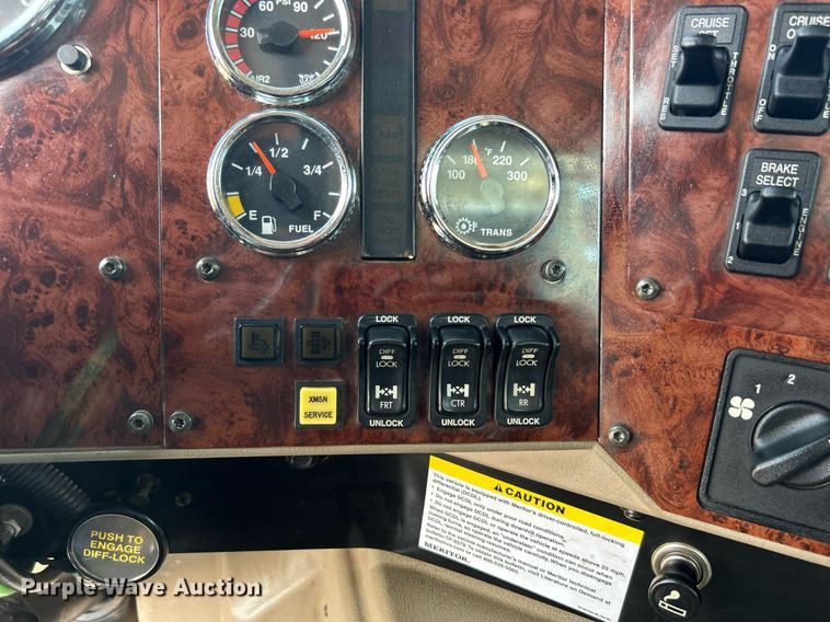 image for item KW9105 2009 International Paystar 5900 SFA  tri-drive digger derrick truck