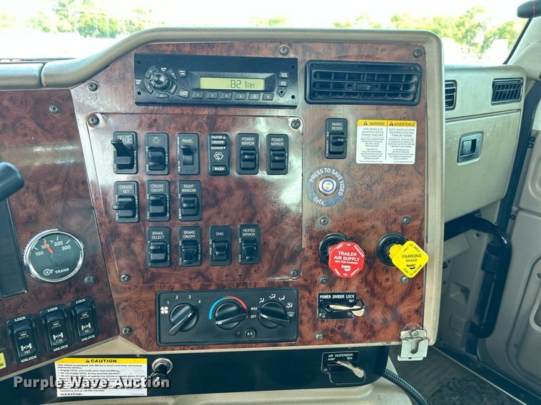 image for item KW9105 2009 International Paystar 5900 SFA  tri-drive digger derrick truck