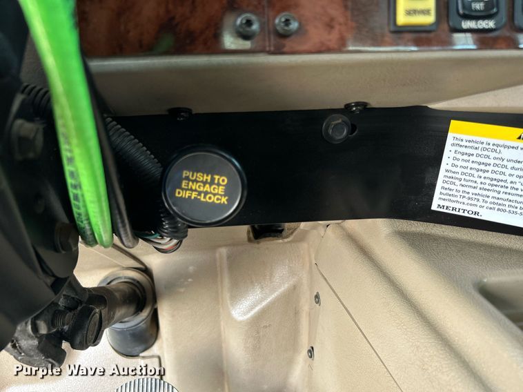 image for item KW9105 2009 International Paystar 5900 SFA  tri-drive digger derrick truck