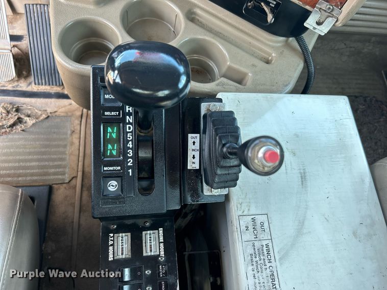 image for item KW9105 2009 International Paystar 5900 SFA  tri-drive digger derrick truck