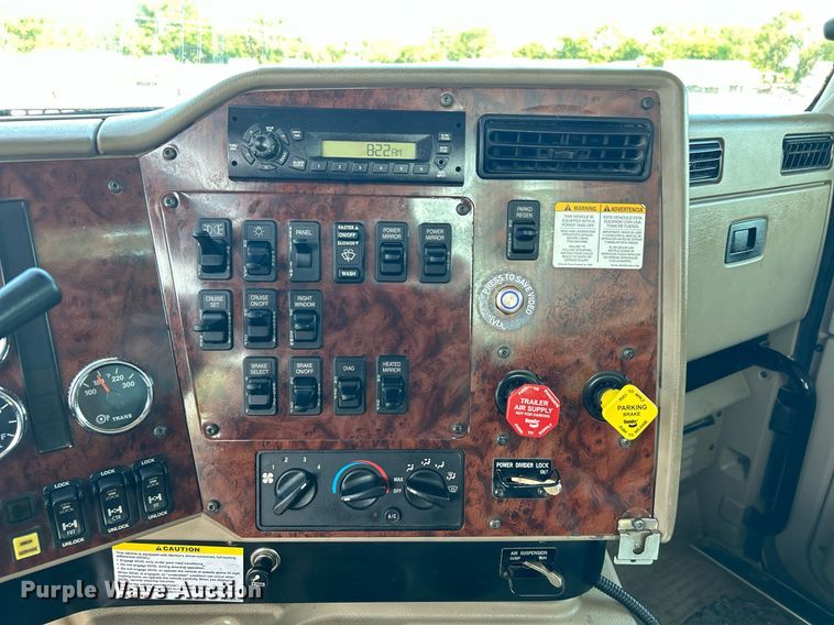 image for item KW9105 2009 International Paystar 5900 SFA  tri-drive digger derrick truck