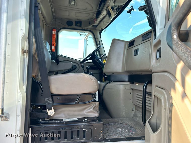 image for item KW9105 2009 International Paystar 5900 SFA  tri-drive digger derrick truck