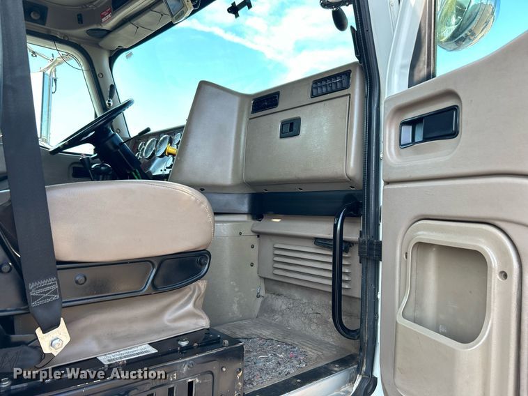 image for item KW9105 2009 International Paystar 5900 SFA  tri-drive digger derrick truck