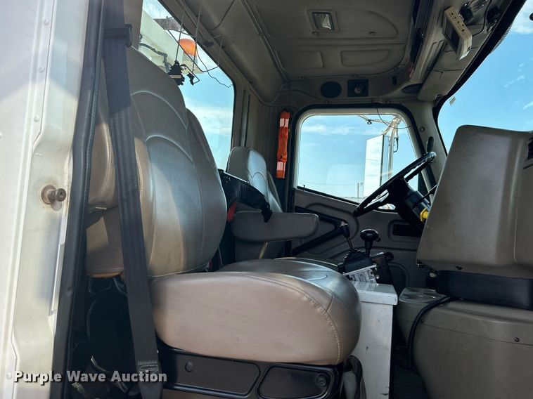 image for item KW9105 2009 International Paystar 5900 SFA  tri-drive digger derrick truck