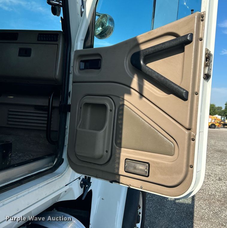 image for item KW9105 2009 International Paystar 5900 SFA  tri-drive digger derrick truck