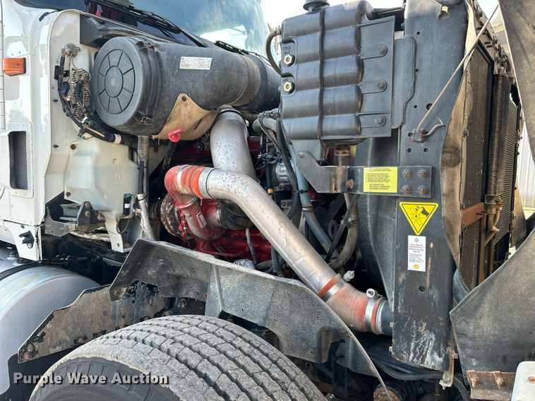 image for item KW9105 2009 International Paystar 5900 SFA  tri-drive digger derrick truck