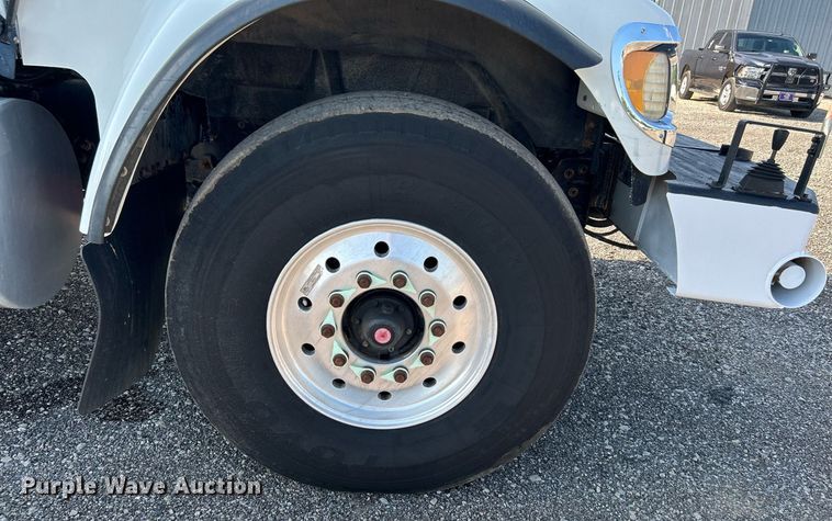 image for item KW9105 2009 International Paystar 5900 SFA  tri-drive digger derrick truck