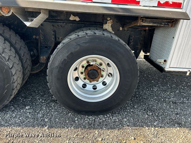 image for item KW9105 2009 International Paystar 5900 SFA  tri-drive digger derrick truck