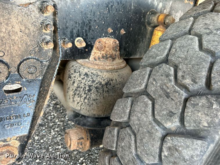 image for item KW9105 2009 International Paystar 5900 SFA  tri-drive digger derrick truck