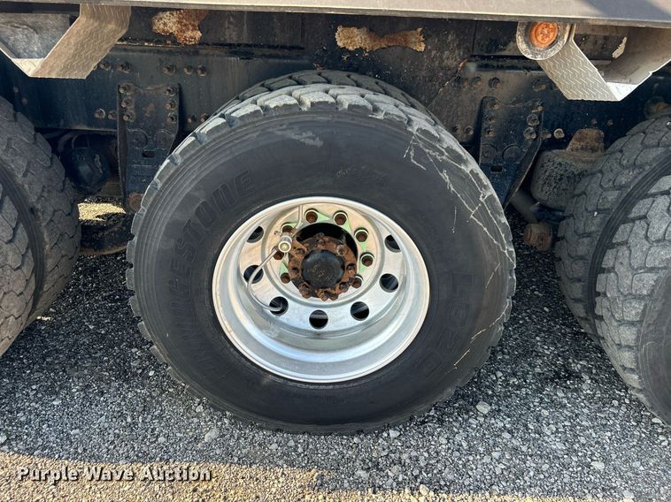 image for item KW9105 2009 International Paystar 5900 SFA  tri-drive digger derrick truck