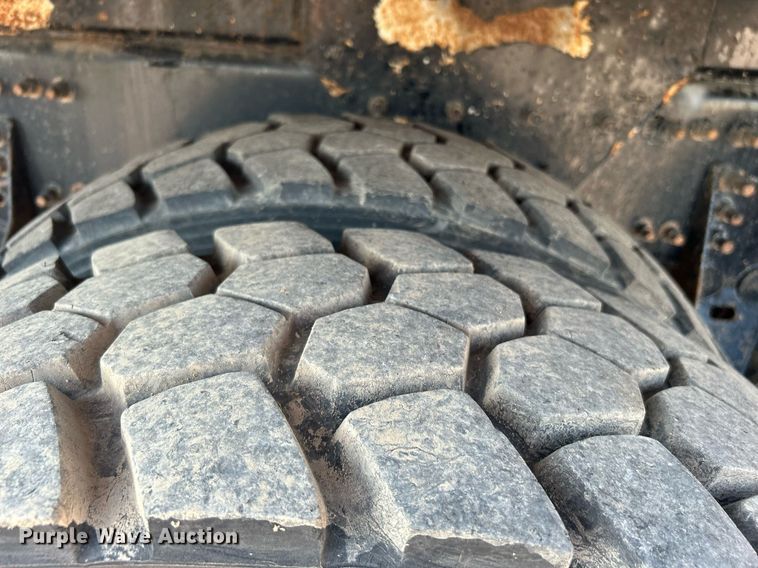 image for item KW9105 2009 International Paystar 5900 SFA  tri-drive digger derrick truck