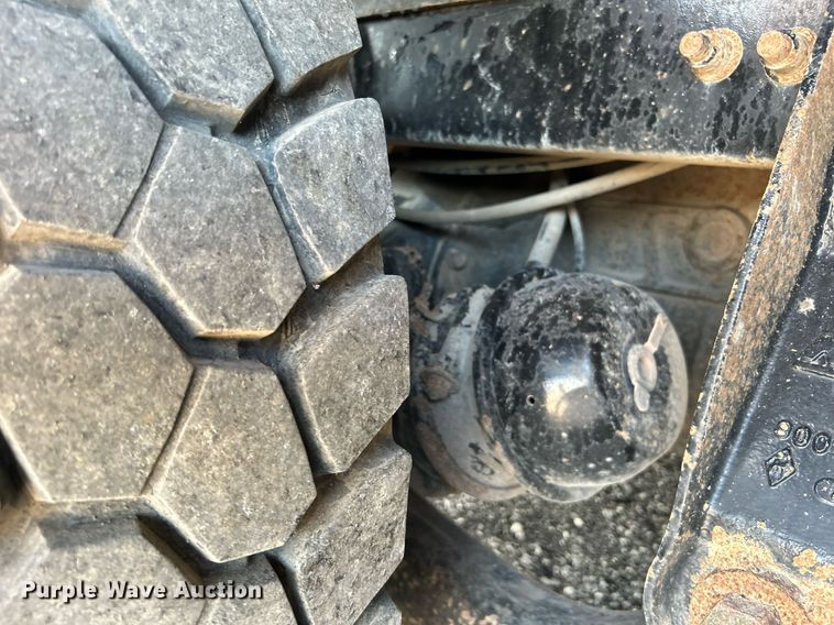 image for item KW9105 2009 International Paystar 5900 SFA  tri-drive digger derrick truck