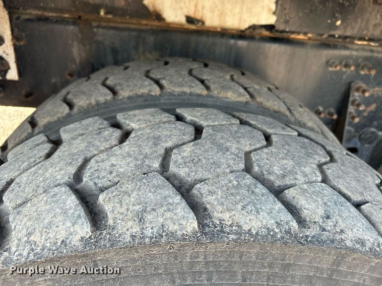 image for item KW9105 2009 International Paystar 5900 SFA  tri-drive digger derrick truck