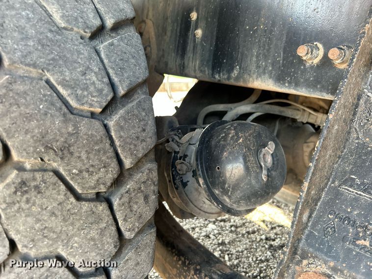 image for item KW9105 2009 International Paystar 5900 SFA  tri-drive digger derrick truck