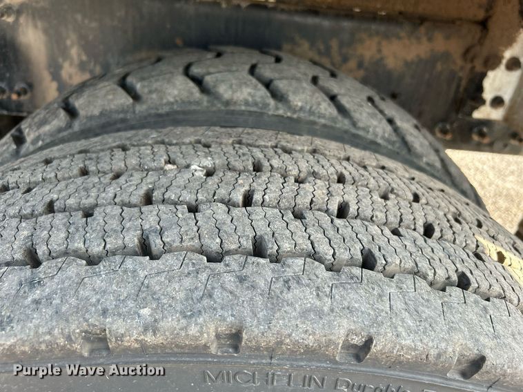 image for item KW9105 2009 International Paystar 5900 SFA  tri-drive digger derrick truck