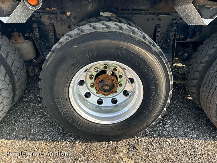 image for item KW9105 2009 International Paystar 5900 SFA  tri-drive digger derrick truck