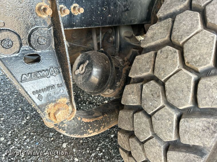 image for item KW9105 2009 International Paystar 5900 SFA  tri-drive digger derrick truck