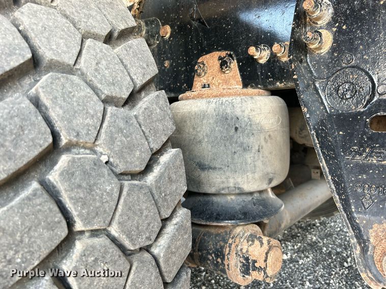 image for item KW9105 2009 International Paystar 5900 SFA  tri-drive digger derrick truck