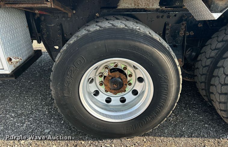 image for item KW9105 2009 International Paystar 5900 SFA  tri-drive digger derrick truck