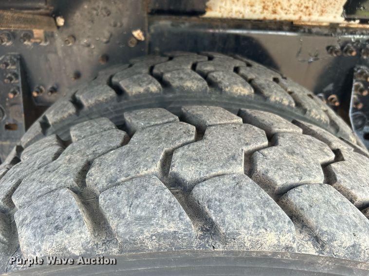 image for item KW9105 2009 International Paystar 5900 SFA  tri-drive digger derrick truck