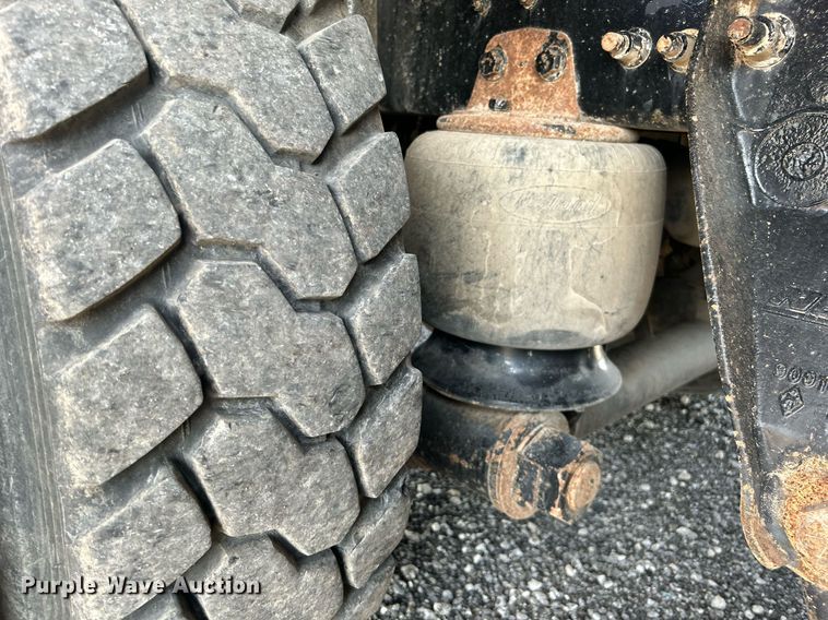 image for item KW9105 2009 International Paystar 5900 SFA  tri-drive digger derrick truck