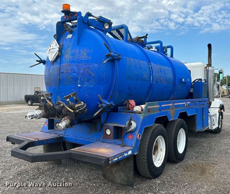 image for item KW9114 1998 Freightliner FLD112 vacuum truck