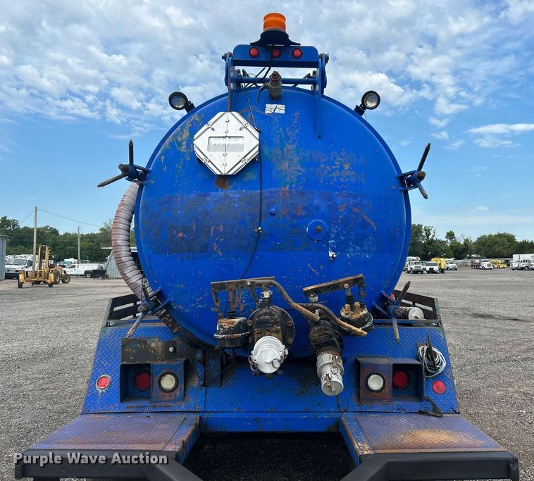 image for item KW9114 1998 Freightliner FLD112 vacuum truck