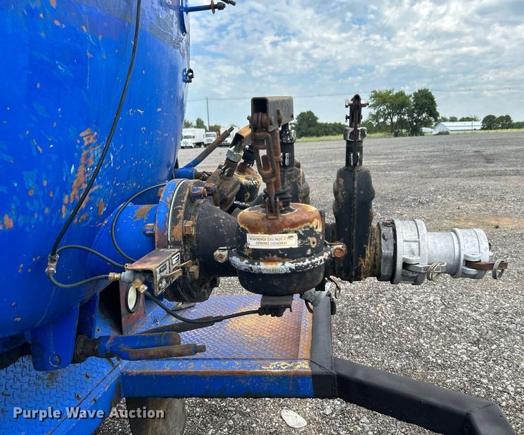 image for item KW9114 1998 Freightliner FLD112 vacuum truck