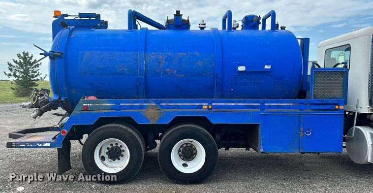 image for item KW9114 1998 Freightliner FLD112 vacuum truck